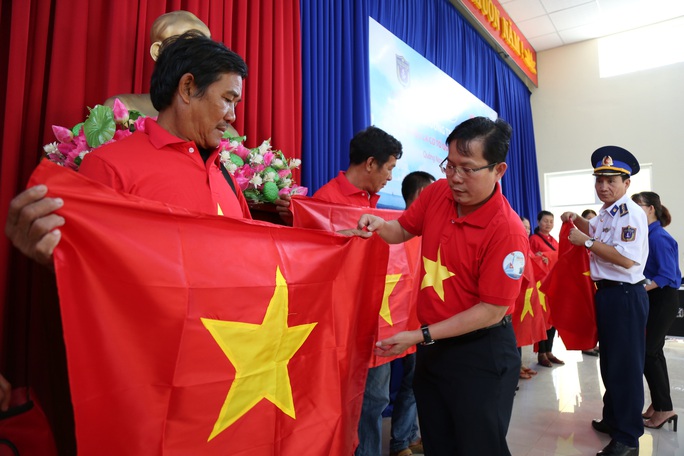 Ngư dân xứ Quảng hào hứng nhận cờ Tổ quốc từ Báo Người Lao Động - Ảnh 1. Ngư dân xứ Quảng hào hứng nhận cờ Tổ quốc từ Báo Người Lao Động - Ảnh 1.