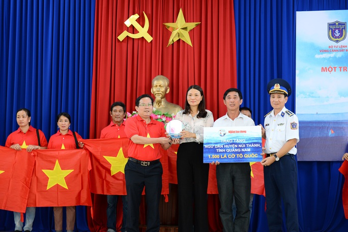 Ngư dân xứ Quảng hào hứng nhận cờ Tổ quốc từ Báo Người Lao Động - Ảnh 2. Ngư dân xứ Quảng hào hứng nhận cờ Tổ quốc từ Báo Người Lao Động - Ảnh 2.