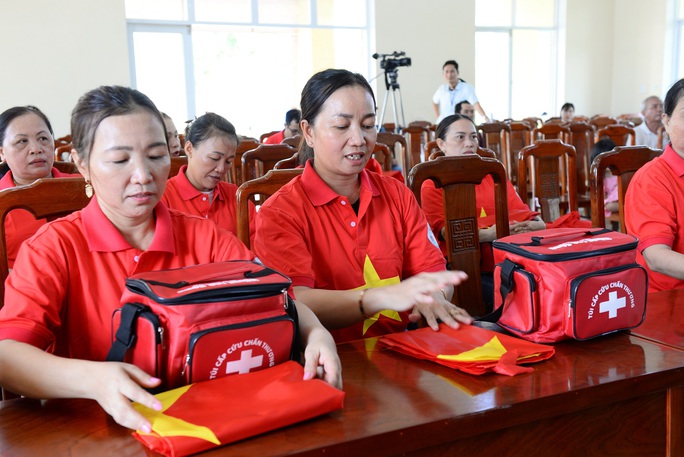 Ngư dân xứ Quảng hào hứng nhận cờ Tổ quốc từ Báo Người Lao Động - Ảnh 5. Ngư dân xứ Quảng hào hứng nhận cờ Tổ quốc từ Báo Người Lao Động - Ảnh 5.