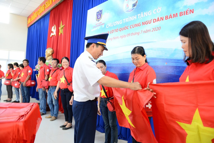 Ngư dân xứ Quảng hào hứng nhận cờ Tổ quốc từ Báo Người Lao Động - Ảnh 4. Ngư dân xứ Quảng hào hứng nhận cờ Tổ quốc từ Báo Người Lao Động - Ảnh 4.