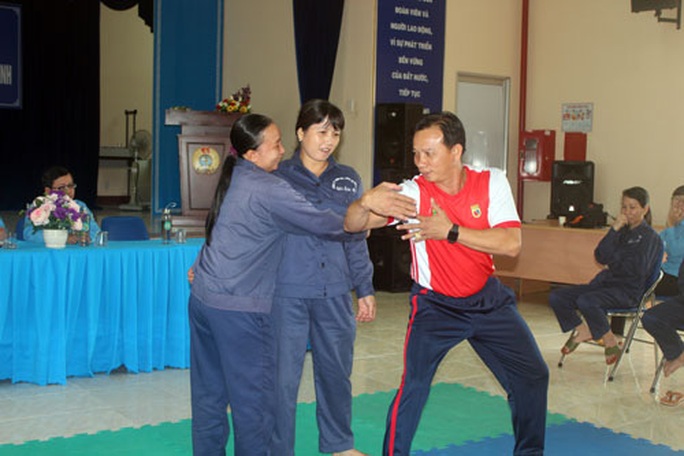 Nữ công nhân vệ sinh học võ để tự vệ - Ảnh 1. Nữ công nhân vệ sinh học võ để tự vệ - Ảnh 1.