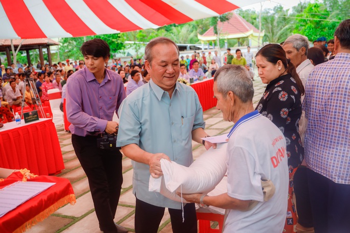 Đại tướng Lê Hồng Anh trao quà cho người nghèo vùng U Minh Thượng - Ảnh 5. Đại tướng Lê Hồng Anh trao quà cho người nghèo vùng U Minh Thượng - Ảnh 5.