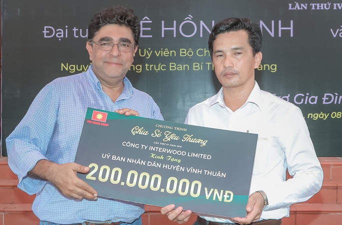 Đại tướng Lê Hồng Anh trao quà cho người nghèo vùng U Minh Thượng - Ảnh 6. Đại tướng Lê Hồng Anh trao quà cho người nghèo vùng U Minh Thượng - Ảnh 6.