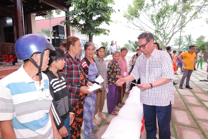 Đại tướng Lê Hồng Anh trao quà cho người nghèo vùng U Minh Thượng - Ảnh 2. Đại tướng Lê Hồng Anh trao quà cho người nghèo vùng U Minh Thượng - Ảnh 2.