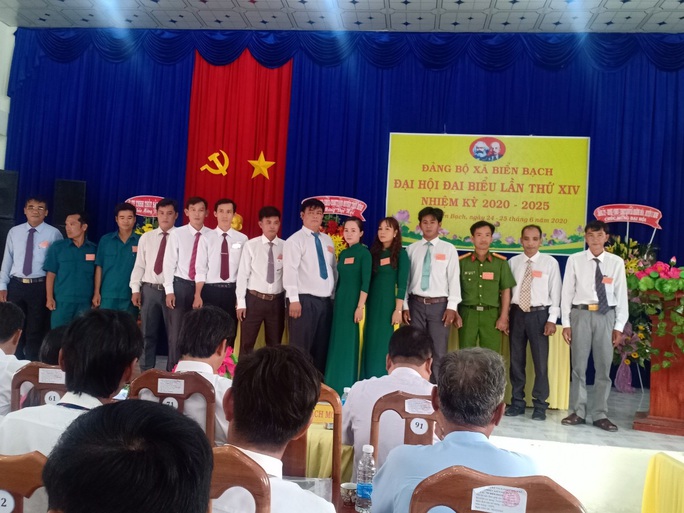 Lãnh đạo xã phản ứng vụ “Đốt nhang lạy độ dốt” - Ảnh 2. Lãnh đạo xã phản ứng vụ “Đốt nhang lạy độ dốt” - Ảnh 2.