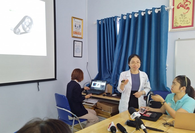 Tóc cuốn vào máy cưa đá, bé gái bị lột hơn một nửa da đầu - Ảnh 1. Tóc cuốn vào máy cưa đá, bé gái bị lột hơn một nửa da đầu - Ảnh 1.