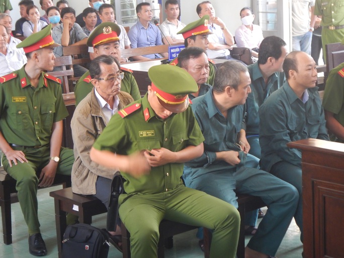 Xét xử các lãnh đạo TP Phan Thiết vì sai phạm đất đai - Ảnh 1. Xét xử các lãnh đạo TP Phan Thiết vì sai phạm đất đai - Ảnh 1.