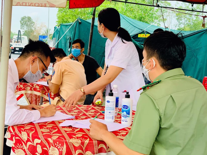 Người nhận định bóng đá kèo nhà cái 2 dự đám cưới, huyện Duy Xuyên ra thông báo khẩn - Ảnh 1.