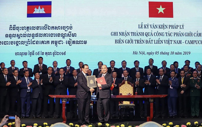 Việt Nam - Campuchia giao nhận bản đồ địa hình biên giới - Ảnh 1.