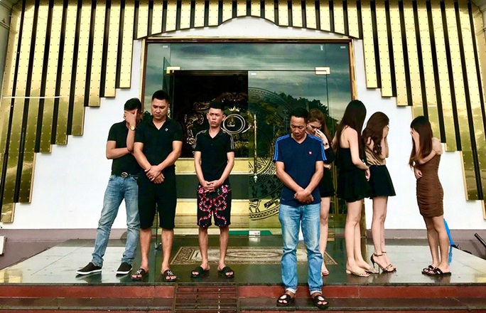 Bất chấp lệnh cấm, quán karaoke vẫn hoạt động, có dân chơi sử dụng ma túy - Ảnh 1.