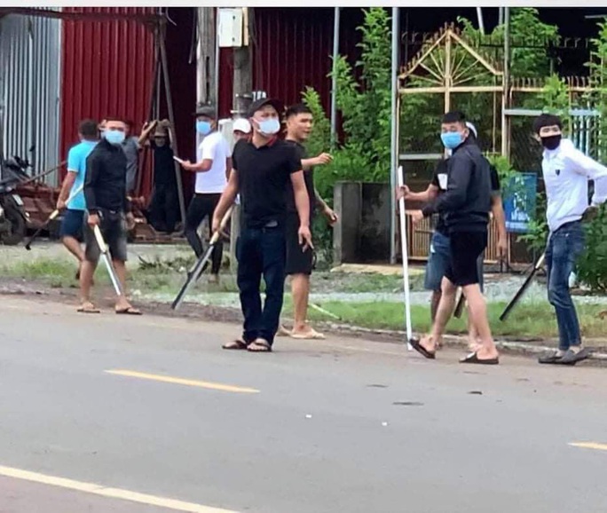 Hai băng nhóm đi ô tô cầm mã tấu đâm chém loạn xạ ở Đồng Nai - Ảnh 2. Hai băng nhóm đi ô tô cầm mã tấu đâm chém loạn xạ ở Đồng Nai - Ảnh 2.