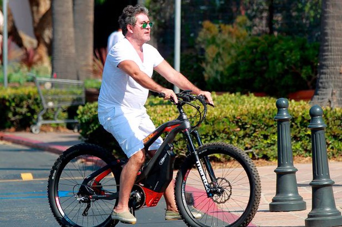 Ngã xe đạp diện, Simon Cowell phẫu thuật 6 giờ - Ảnh 1. Ngã xe đạp diện, Simon Cowell phẫu thuật 6 giờ - Ảnh 1.