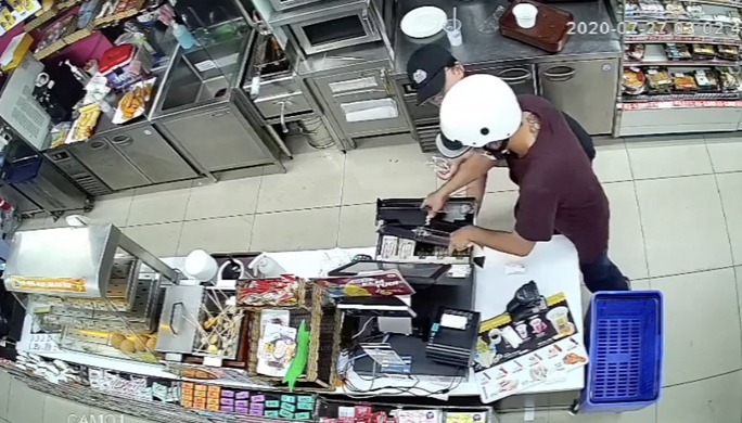 CLIP: Phút giáp mặt của nữ nhân viên cửa hàng tiện lợi với kẻ cướp có dao ở TP HCM - Ảnh 4.