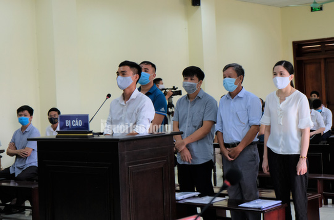 Hô biến lúa thành hoa ly, 5 cựu cán bộ TP Thanh Hóa hầu tòa - Ảnh 1. Hô biến lúa thành hoa ly, 5 cựu cán bộ TP Thanh Hóa hầu tòa - Ảnh 1.