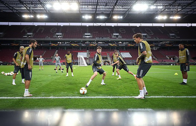 Hùng binh Man United đổ bộ Cologne, quyết chiến Europa League - Ảnh 2. Hùng binh Man United đổ bộ Cologne, quyết chiến Europa League - Ảnh 2.