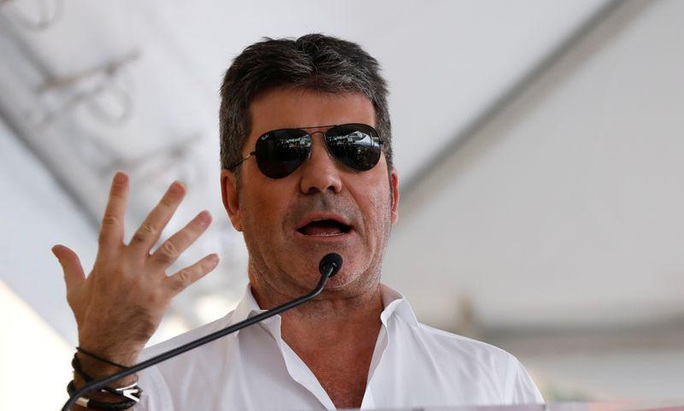 Ngã xe đạp diện, Simon Cowell phẫu thuật 6 giờ - Ảnh 2. Ngã xe đạp diện, Simon Cowell phẫu thuật 6 giờ - Ảnh 2.