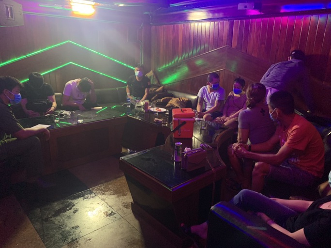 Đà Nẵng- Bình Định: Bắt quả tang quán karaoke hoạt động chui bất chấp lệnh cấm - Ảnh 4.