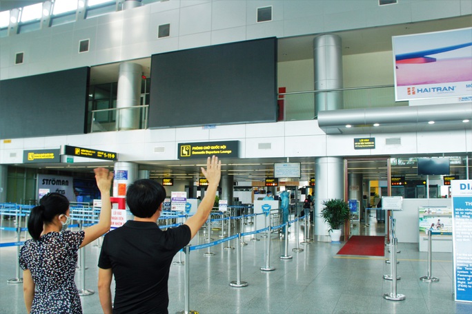 Giám đốc Sở Du lịch Đà Nẵng đến sân bay tiễn 260 du khách rời Đà Nẵng - Ảnh 5.