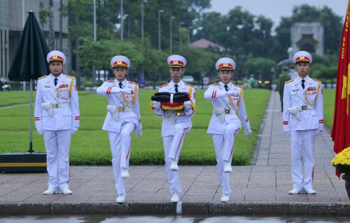 Toàn cảnh Lễ treo cờ rủ Quốc tang nguyên Tổng Bí thư Lê Khả Phiêu - Ảnh 10.