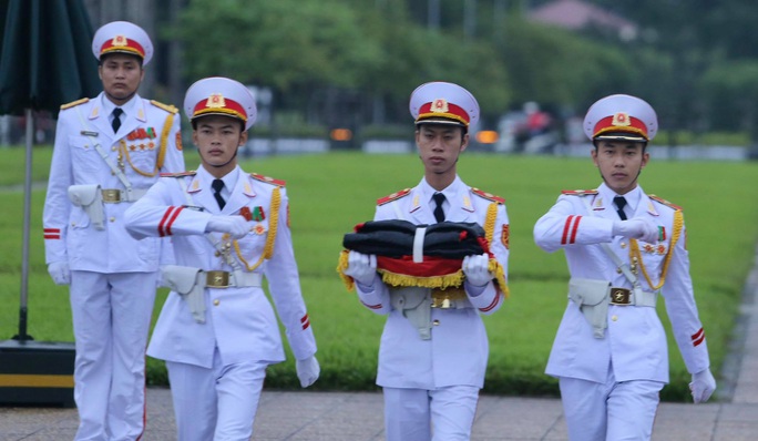 Toàn cảnh Lễ treo cờ rủ Quốc tang nguyên Tổng Bí thư Lê Khả Phiêu - Ảnh 11.