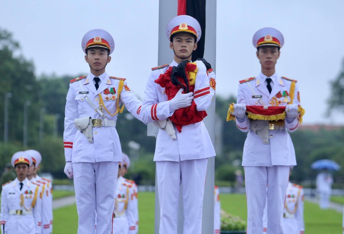 Toàn cảnh Lễ treo cờ rủ Quốc tang nguyên Tổng Bí thư Lê Khả Phiêu - Ảnh 21.