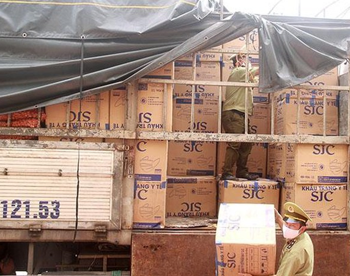 Bắt xe tải chở 390.000 khẩu trang y tế không rõ nguồn gốc từ TP HCM ra Bắc - Ảnh 1. Bắt xe tải chở 390.000 khẩu trang y tế không rõ nguồn gốc từ TP HCM ra Bắc - Ảnh 1.