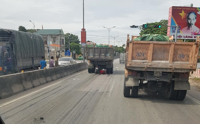 CLIP: Xe máy phóng nhanh như bay lao vào đuôi xe tải, nam thanh niên nguy kịch - Ảnh 1. CLIP: Xe máy phóng nhanh như bay lao vào đuôi xe tải, nam thanh niên nguy kịch - Ảnh 1.