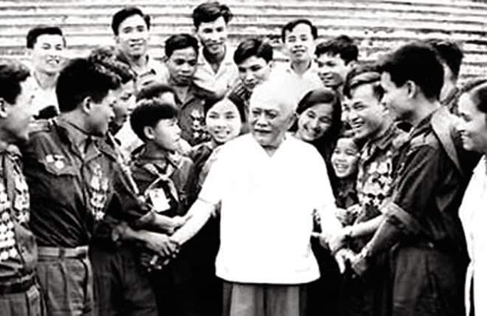 Nâng cao niềm tự hào về lãnh tụ của giai cấp công nhân Việt Nam - Ảnh 1. Nâng cao niềm tự hào về lãnh tụ của giai cấp công nhân Việt Nam - Ảnh 1.