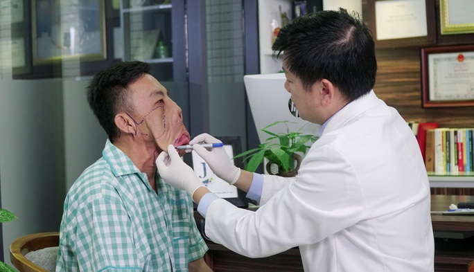 Xuyên trưa phẫu thuật trả dung mạo chàng trai mặt quỷ - Ảnh 2.