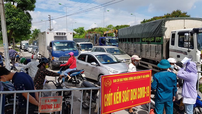 Quá tải tại các chốt chặn cửa ngõ TP Hải Dương ngày đầu nâng cao mức độ cách ly - Ảnh 1.