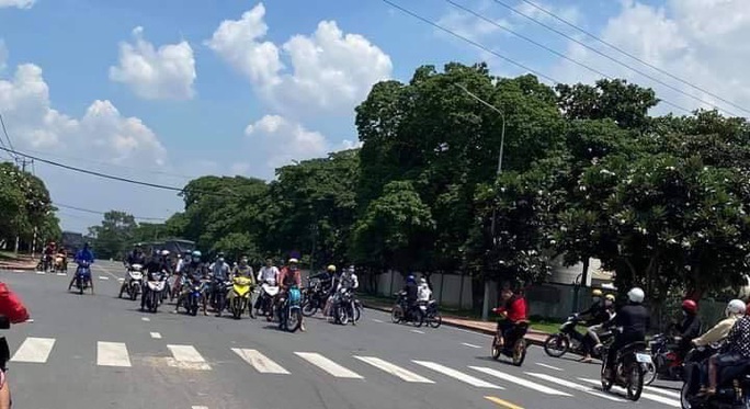 Cả trăm quái xế quậy ở Đồng Nai bị công an vây bắt - Ảnh 1. Cả trăm quái xế quậy ở Đồng Nai bị công an vây bắt - Ảnh 1.