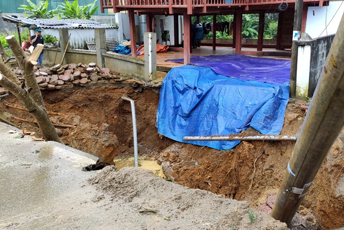 Nhiều hộ dân tháo chạy ra khỏi nhà khi hố tử thần xuất hiện trong đêm - Ảnh 2. Nhiều hộ dân tháo chạy ra khỏi nhà khi hố tử thần xuất hiện trong đêm - Ảnh 2.