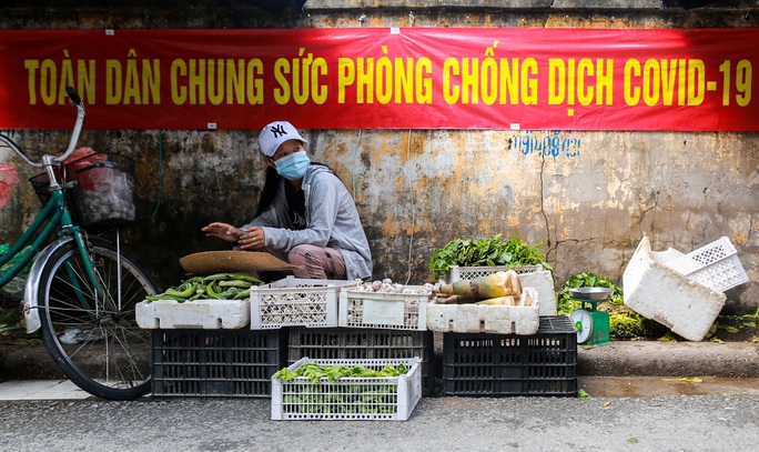 CLIP: Lập chốt đo thân nhiệt, nhắc nhở và tặng khẩu trang miễn phí cho người dân ra vào chợ - Ảnh 16. CLIP: Lập chốt đo thân nhiệt, nhắc nhở và tặng khẩu trang miễn phí cho người dân ra vào chợ - Ảnh 16.