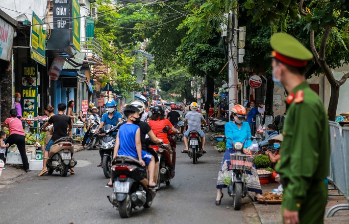 CLIP: Lập chốt đo thân nhiệt, nhắc nhở và tặng khẩu trang miễn phí cho người dân ra vào chợ - Ảnh 3. CLIP: Lập chốt đo thân nhiệt, nhắc nhở và tặng khẩu trang miễn phí cho người dân ra vào chợ - Ảnh 3.