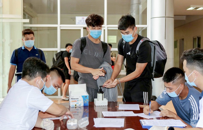 U22 Việt Nam tự nhốt ở phòng trong 24 giờ tới để chờ kết quả xét nghiệm Covid-19 - Ảnh 7. U22 Việt Nam tự nhốt ở phòng trong 24 giờ tới để chờ kết quả xét nghiệm Covid-19 - Ảnh 7.