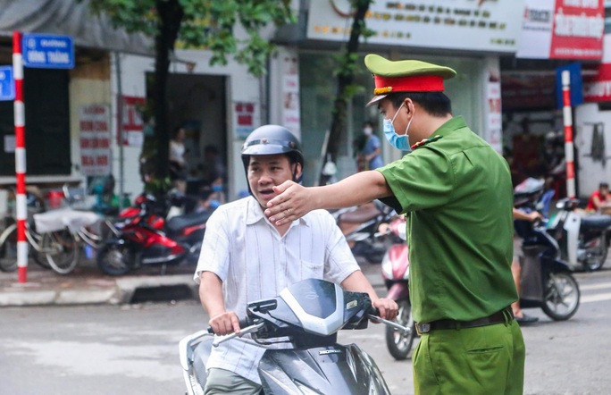 CLIP: Lập chốt đo thân nhiệt, nhắc nhở và tặng khẩu trang miễn phí cho người dân ra vào chợ - Ảnh 10. CLIP: Lập chốt đo thân nhiệt, nhắc nhở và tặng khẩu trang miễn phí cho người dân ra vào chợ - Ảnh 10.