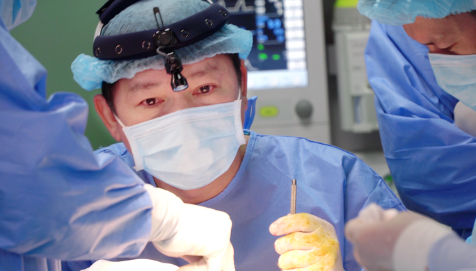 Đôi mắt đỏ ngầu của vị bác sĩ sau ca đại phẫu chàng trai mặt quỷ - Ảnh 1. Đôi mắt đỏ ngầu của vị bác sĩ sau ca đại phẫu chàng trai mặt quỷ - Ảnh 1.