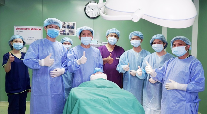 Đôi mắt đỏ ngầu của vị bác sĩ sau ca đại phẫu chàng trai mặt quỷ - Ảnh 5. Đôi mắt đỏ ngầu của vị bác sĩ sau ca đại phẫu chàng trai mặt quỷ - Ảnh 5.