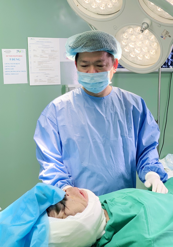 Đôi mắt đỏ ngầu của vị bác sĩ sau ca đại phẫu chàng trai mặt quỷ - Ảnh 6. Đôi mắt đỏ ngầu của vị bác sĩ sau ca đại phẫu chàng trai mặt quỷ - Ảnh 6.
