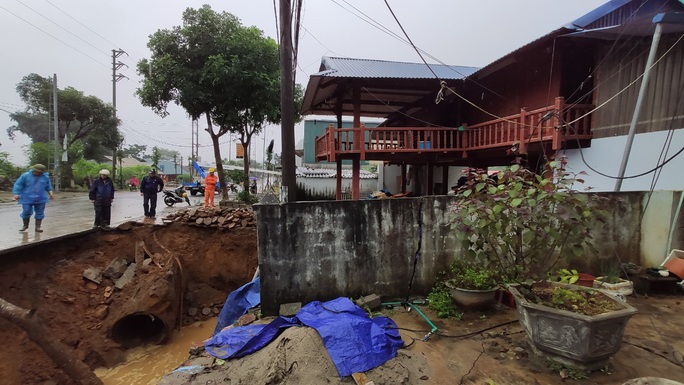 Nhiều hộ dân tháo chạy ra khỏi nhà khi hố tử thần xuất hiện trong đêm - Ảnh 1. Nhiều hộ dân tháo chạy ra khỏi nhà khi hố tử thần xuất hiện trong đêm - Ảnh 1.