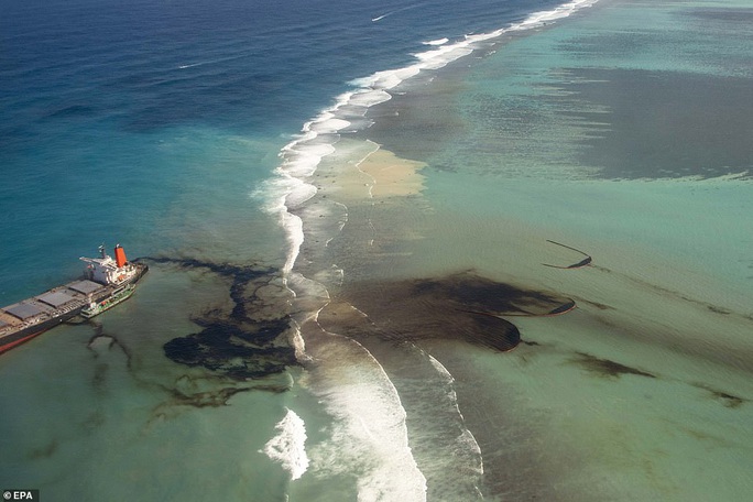 Tàu dầu mắc cạn bị xẻ làm đôi, thiên đường Mauritius than khóc - Ảnh 2.