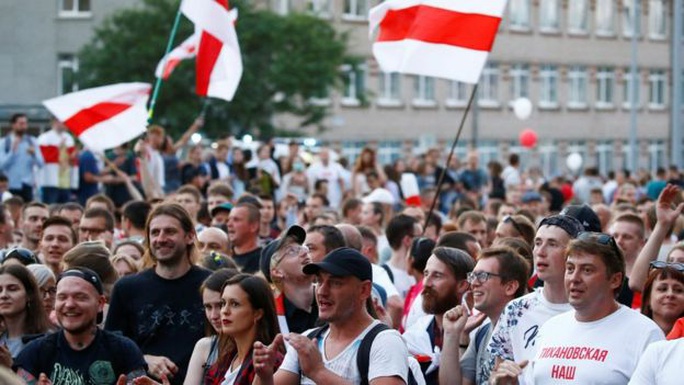 Biển người biểu tình ở Belarus, Nga và NATO ghìm nhau - Ảnh 2. Biển người biểu tình ở Belarus, Nga và NATO ghìm nhau - Ảnh 2.