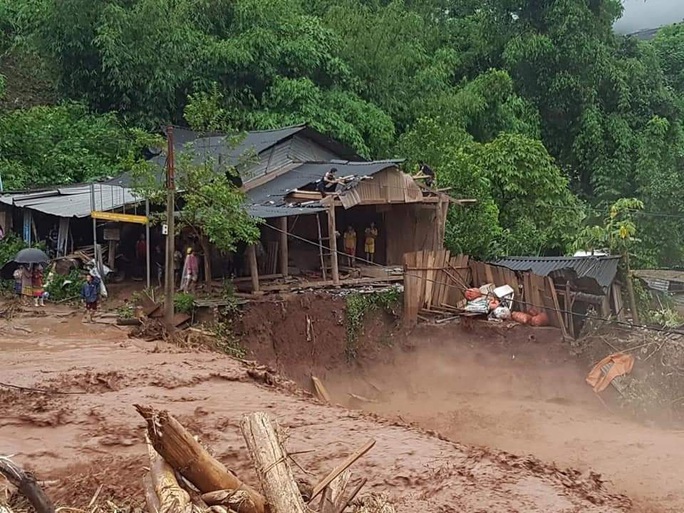 Cận cảnh tan hoang sau trận lũ quét kinh hoàng cuốn trôi nhiều ngôi nhà ở Điện Biên - Ảnh 5.