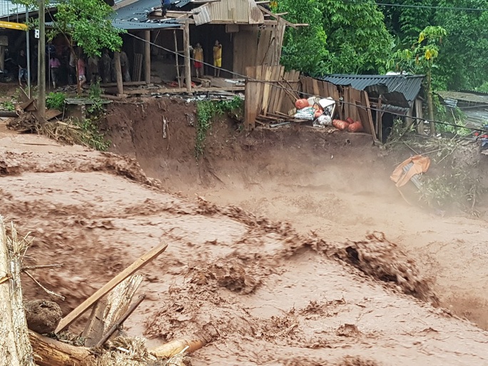 Cận cảnh tan hoang sau trận lũ quét kinh hoàng cuốn trôi nhiều ngôi nhà ở Điện Biên - Ảnh 8.