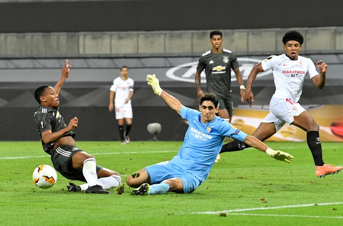 Thua ngược Sevilla ngỡ ngàng, Man United chia tay Europa League - Ảnh 8.