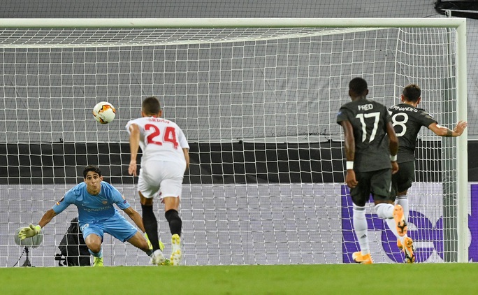 Thua ngược Sevilla ngỡ ngàng, Man United chia tay Europa League - Ảnh 3.