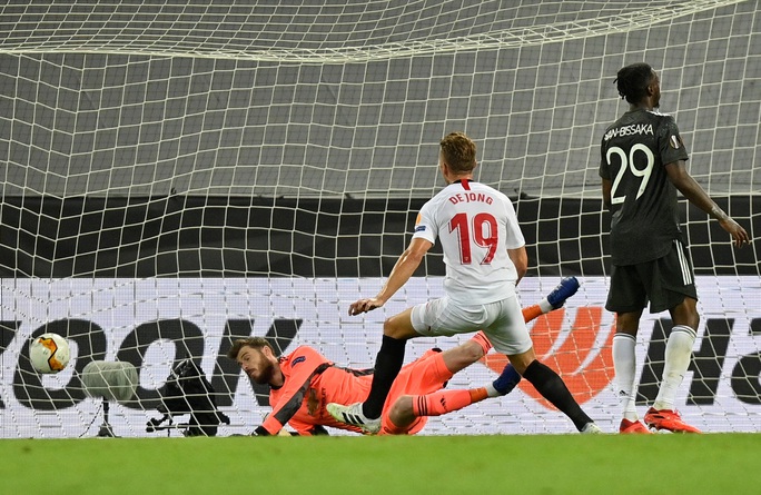Thua ngược Sevilla ngỡ ngàng, Man United chia tay Europa League - Ảnh 9.