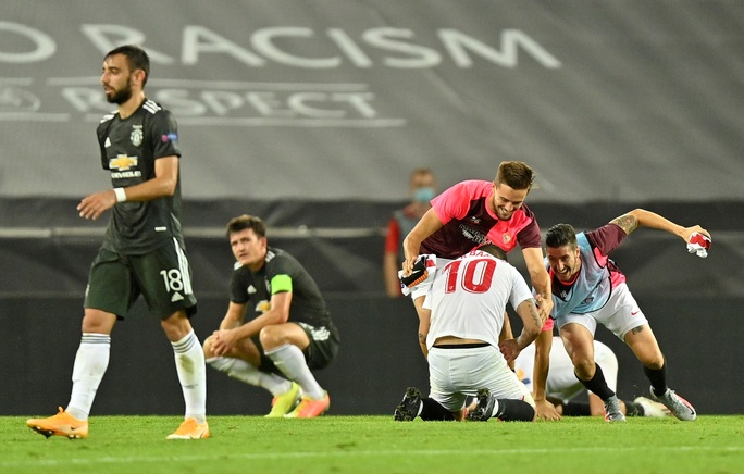 Thua ngược Sevilla ngỡ ngàng, Man United chia tay Europa League - Ảnh 11.