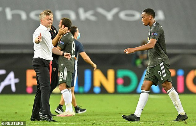 Man Utd nhận bàn thua, Fernandes bị đồng đội xúc phạmchửi “đồ chó” - Ảnh 2. Man Utd nhận bàn thua, Fernandes bị đồng đội xúc phạmchửi “đồ chó” - Ảnh 2.
