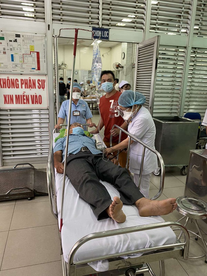 Con bác sĩ phương xa chống dịch, cha quê nhà lên cơn nguy kịch - Ảnh 1. Con bác sĩ phương xa chống dịch, cha quê nhà lên cơn nguy kịch - Ảnh 1.